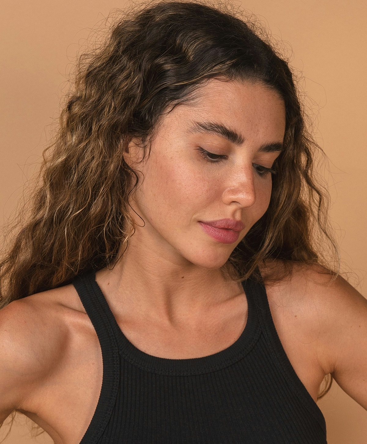 Woman with wavy hair and natural makeup.